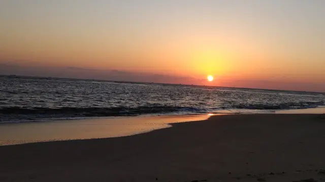 સૂર્યાસ્ત સાથે દરિયાકિનારો