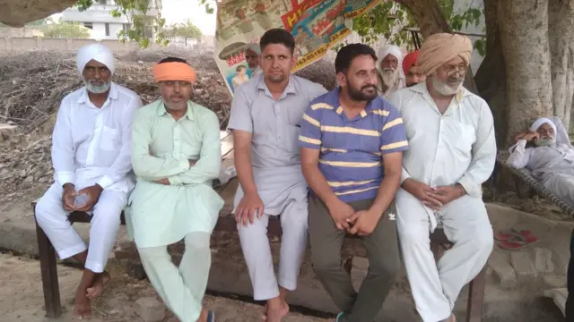 ਪਿੰਡ ਵਿੱਚ ਨਸ਼ਿਆਂ ਖ਼ਿਲਾਫ਼ ਮੀਟਿੰਗ ਕਰਦੇ ਪਿੰਡ ਵਾਸੀ।