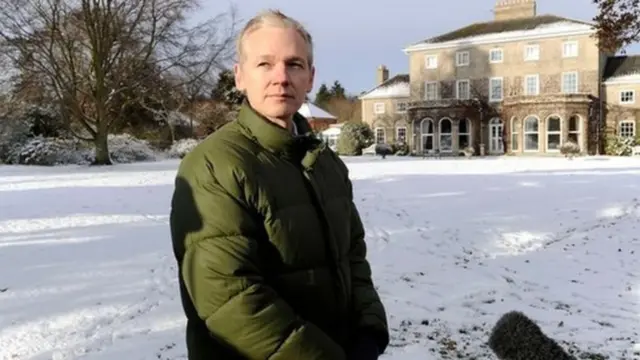 ভক্তরা বলেন, জুলিয়ান আসঞ্জ একজন সত্যানুসন্ধানী, কিন্তু সমালোচকরা বলেন তিনি একজন প্রচারকামী।