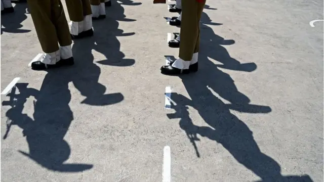 તપાસ દરમિયાન ટીમે પાકિસ્તાની માછીમારને ઝડપી પાડ્યો. જ્યારે અન્યો પાકિસ્તાન તરફ ભાગી ગયા