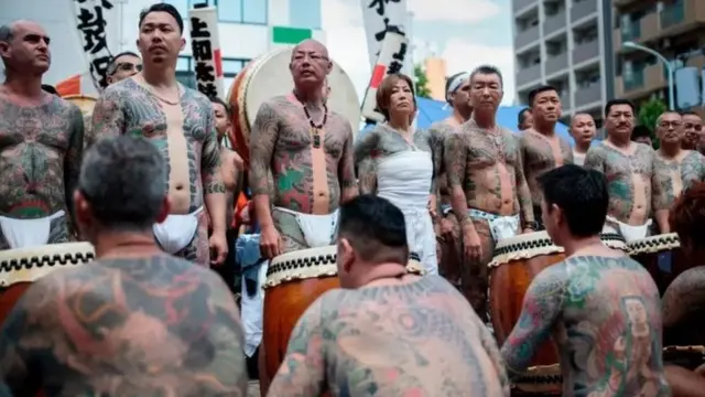 سانجا ماتسوری تہوار ان چند عوامی تقریبات میں سے ایک ہے جہاں یاکوزا اپنے ٹیٹو دکھاتے ہیں