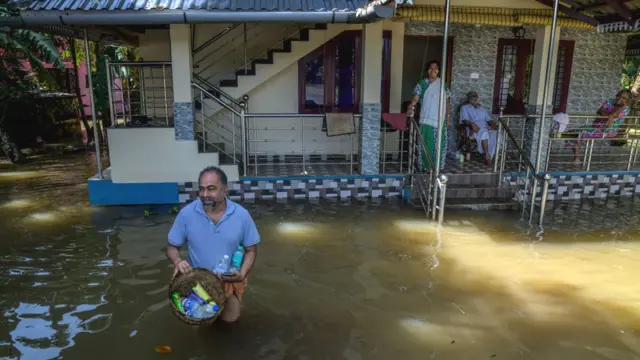 కేరళలో ఇప్పుడిప్పుడే వరద ఉద్ధృతి తగ్గుతోంది