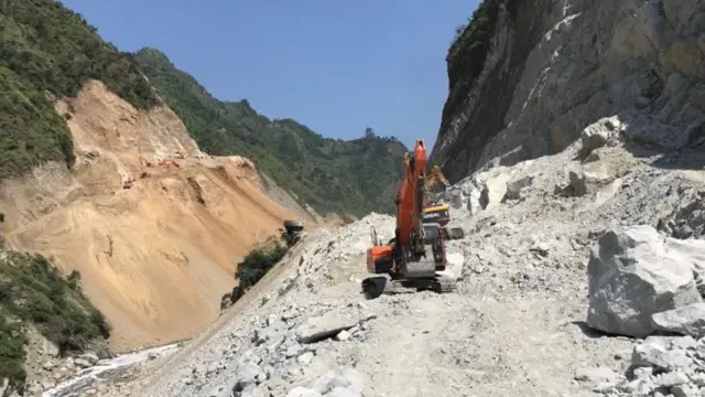निर्माणाधीन काठमाण्डू-तराई द्रुतमार्गको ललितपुर मकवानपुर खण्डको एक दृश्य