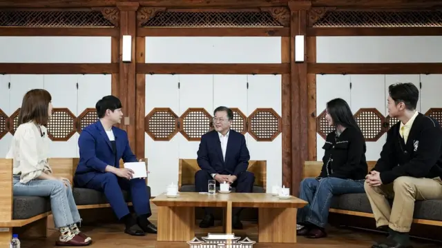 대담에는 배성재 아나운서, 윤태진 아나운서, 브레이브걸스의 리드보컬 민영, 그리고 래퍼 한해가 참석했다