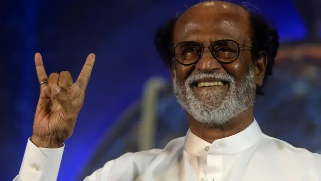 సినీహీరో రజినీకాంత్ రాజకీయాల్లోకి వస్తున్నట్లు ప్రకటించారు. అభిమానులతో వరుసగా సమావేశాలు నిర్వహించిన ఆయన వారి సమక్షంలోనే తన రాజకీయ ప్రవేశంపై ప్రకటన చేశారు.