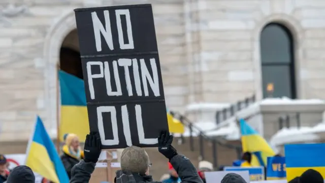 من تجمع مناهض للحرب على أوكرانيا في سانت بول، مينيسوتا.