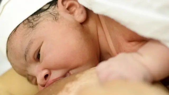 Recién nacido mamando