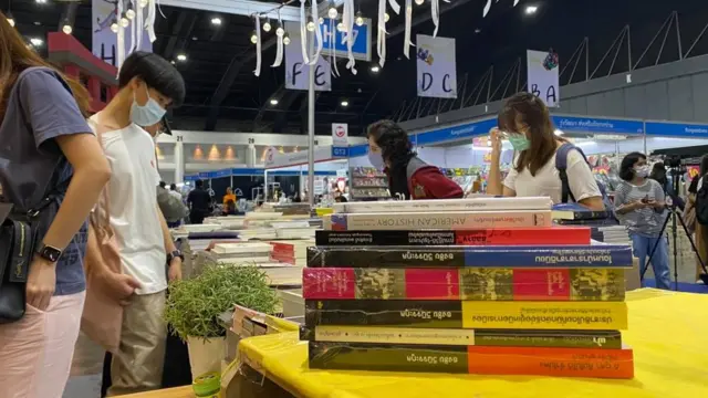 คนเดินซื้อหนังสือ