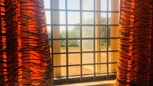 આ બારીમાંથી બહાર જોતી હતી રાફિયા