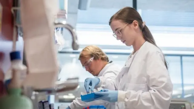 ऑक्सफर्ड लस, कोरोना, युके