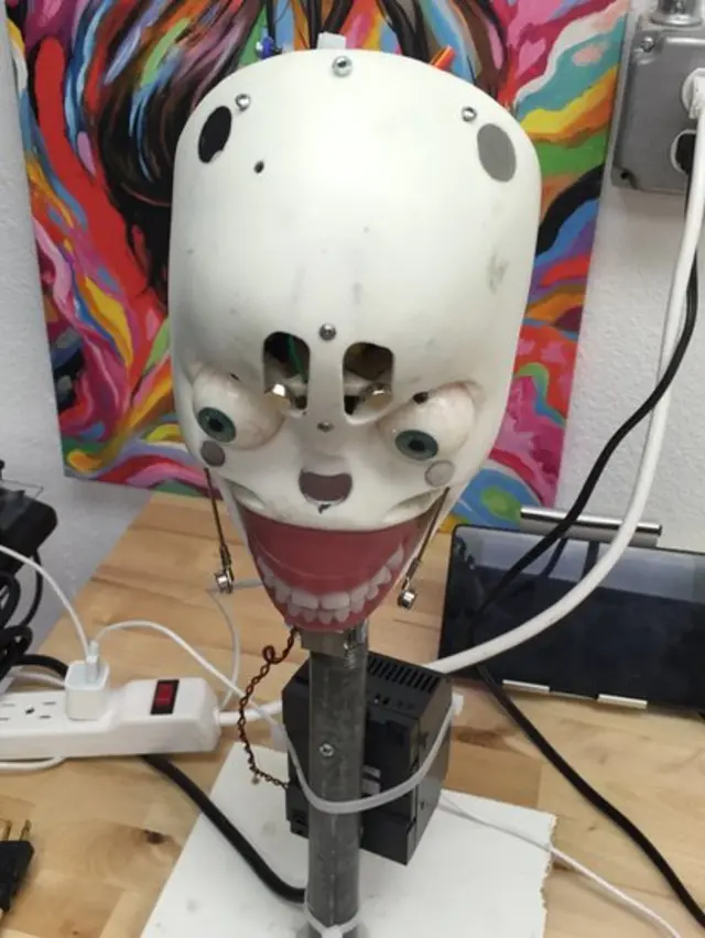 Cabeza de la muñeca robot
