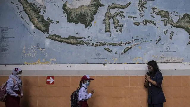 Siswa berpamitan kepada gurunya seusai pembelajaran tatap muka di SDN Pondok Labu 14 Pagi, Jakarta Selatan, Senin (30/08).