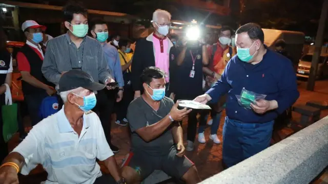 ภาพนายจุติ ไกรฤกษ์ สวมใส่หน้ากากอนามัยทางการแพทย์ลงพื้นที่แจกหน้ากากอนามัยให้กับคนไร้บ้าน