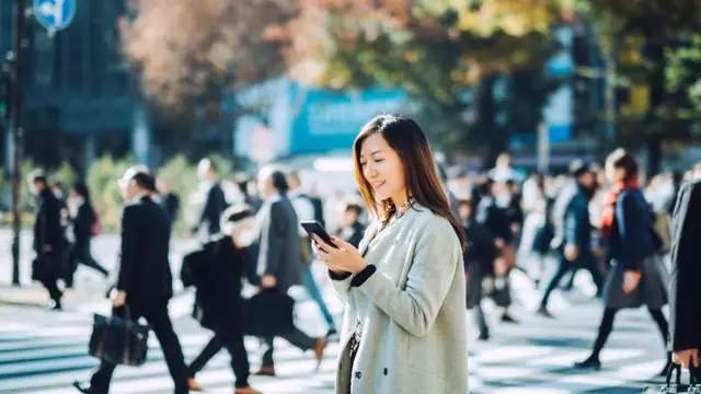 Ходить по улице, уткнувшись в смартфон, опасно и для себя, и для окружающих