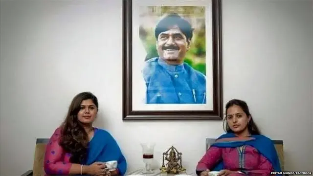 पंकजा मुंडे आणि प्रीतम मुंडे