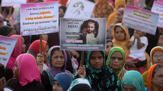 మహిళా నిరసనకారులు