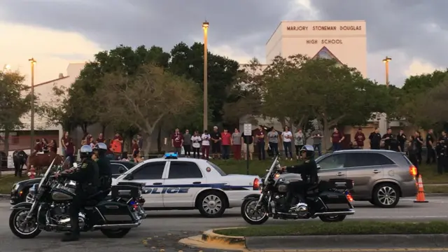 Personas frente a la escuela Marjory Stoneman Douglas de Florida.