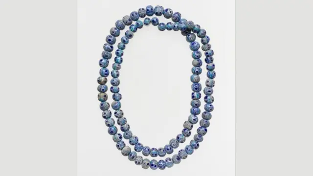 فنیقی‌های باستان مهره‌هایی با طرح چشم می‌ساختند و به عنوان گردنبند به نخ می‌کشیدند