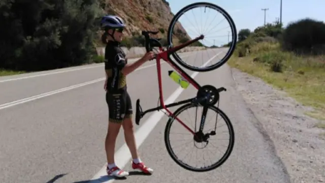 Devojčica drži bicikl uspravno