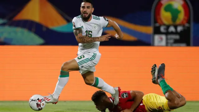 سجل اللاعب رياض محرز هدف الجزائر الثاني