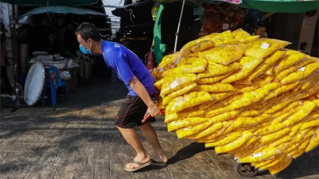ในขณะที่คนส่วนใหญ่ "อยู่บ้าน หยุดเชื้อ เพื่อชาติ" ผู้รับค่าแรงรายวันไม่อาจหยุดทำงานได้ เพราะหมายถึงรายได้จุนเจือครอบครัวที่ขาดหายไป