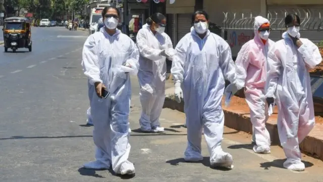 ముంబయిలో పీపీఈ కిట్స్ ధరించిన ఆరోగ్య కార్యకర్తలు