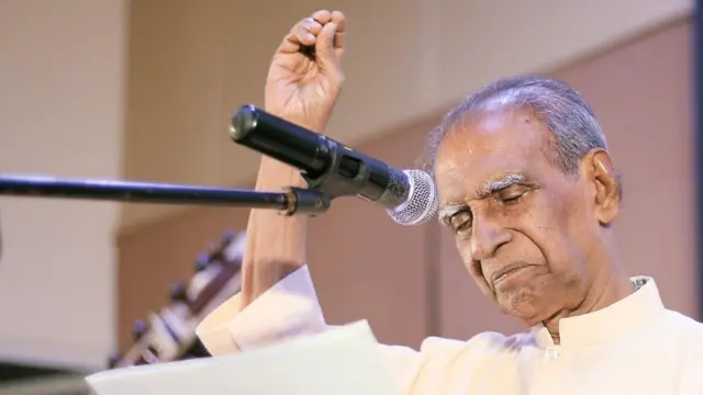 අමරදේවයන්ගේ ප්‍රියතම වාද්‍ය භාණ්ඩය වයලීනයයි.