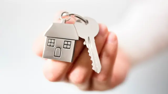 Ключ с брелоком в виде дома