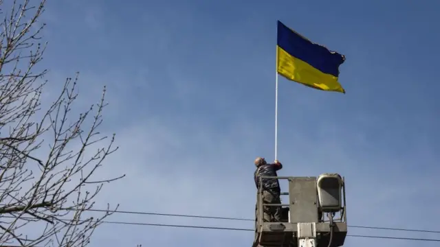 Rus ordusunun terk ettiği Buça'da belediye binasına yeniden Ukrayna bayrağı çekildi