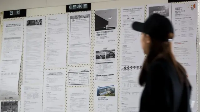 청년실업률은 11% 돌파해 역대 최악의 수준을 기록하고 있다