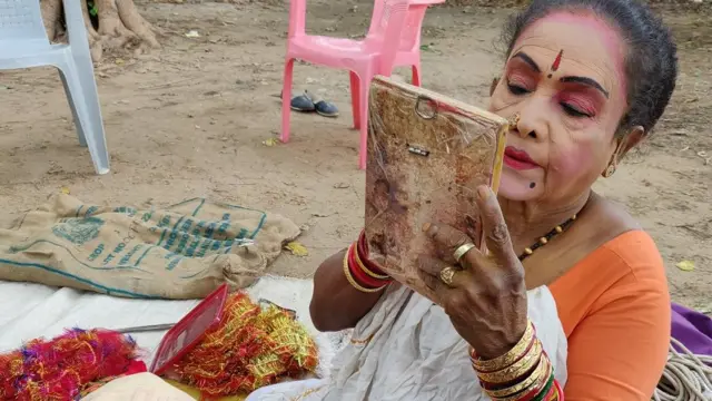 நடனத்திற்கு ஒப்பனை செய்து கொள்ளும் காமாட்சி