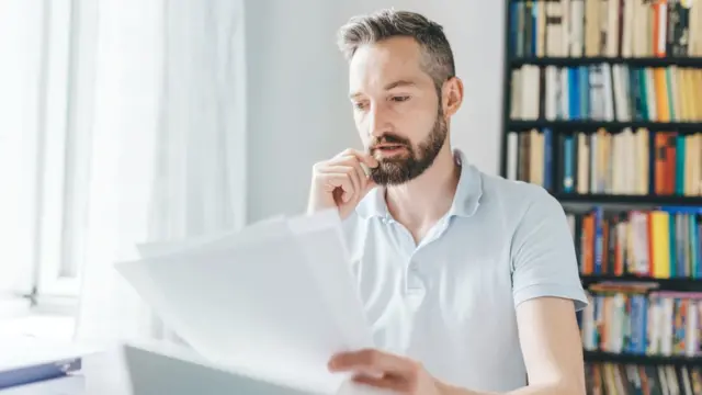 Hombre leyendo un documento
