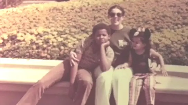 Obama bersama Maya dan ibu mereka, Ann Dunham.