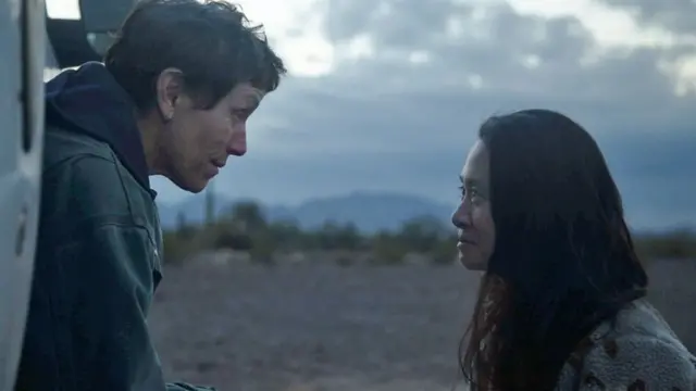 La actriz protagonista de "Nomadland", Frances McDormand, junto a su directora, Chloé Zhao.