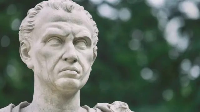 مجسمه جولیوس سزار در پارکی در ورشو پایتخت لهستان