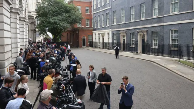 حضور امروز خبرنگاران در مقابل محل اقامت نخست وزیر بریتانیا