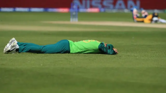 મેદાનમાં સૂતેલા ખેલાડીઓ