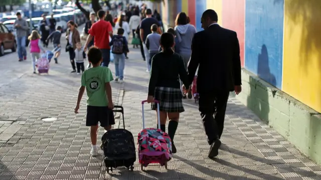 Pais acompanham filhos à escola