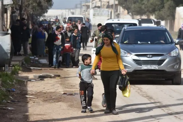 شماری از آوارگان که از عفرین گریخته و وارد تل رفعت در شمال حلب شده‌اند. بیش از ۱۵۰ هزار غیرنظامی از عفرین فرار کرده‌اند