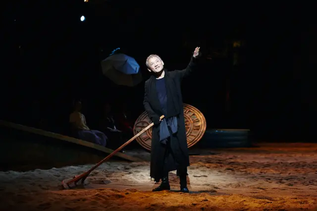 코로나19로 오프라인 공연이 취소되자 예술의전당은 역대 우수 공연 7편의 영상을 유튜브로 공개한다. 그 중 하나인 연극 '페리클레스'