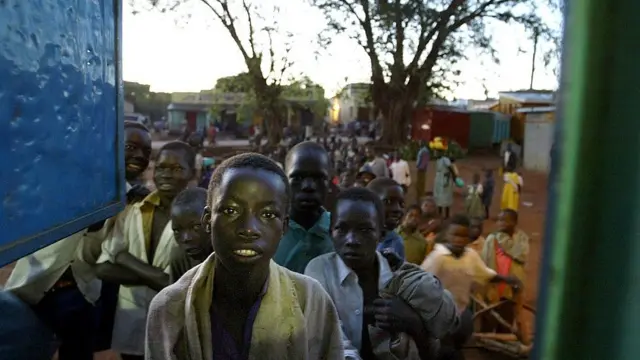 Des enfants ougandais à l'assaut d'une boulangerie après une nuit passé dans la rue.