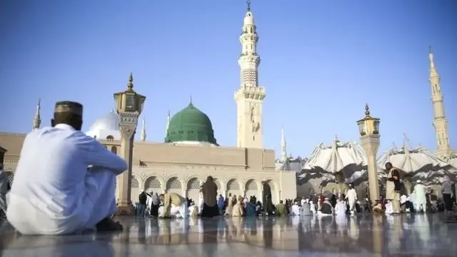 सऊदी अरब के मदीना शहर में मस्जिद-ए-नबवी दुनिया में मुसलमानों की दूसरी पवित्र जगह है