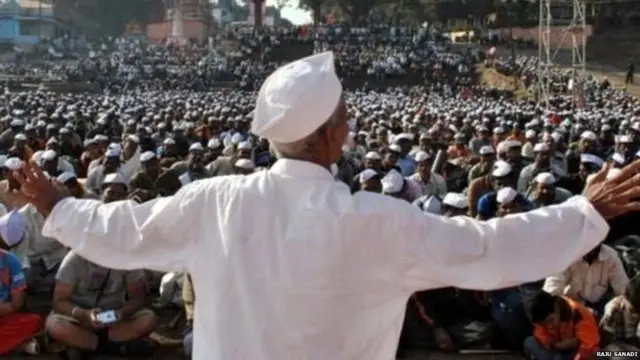 લોકોને સંબોધી રહેલા શિવ પ્રતિષ્ઠાનના સંભાજી ભિડે