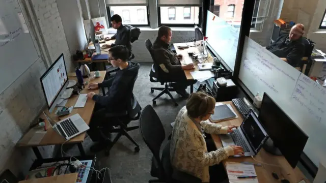 Люди в офісі