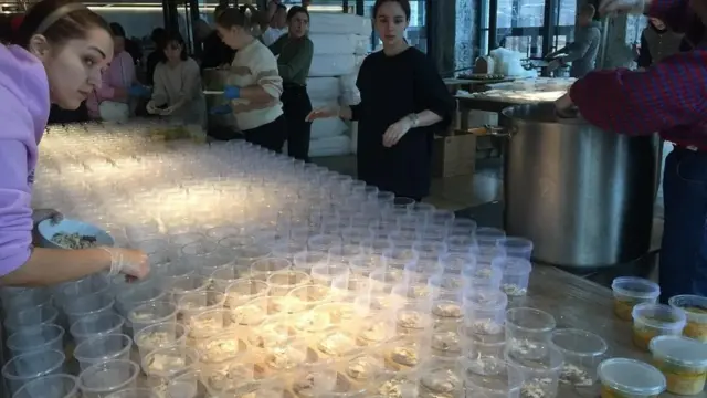 مطعم بيتزا يعمل لتقديم وجبات مجانا