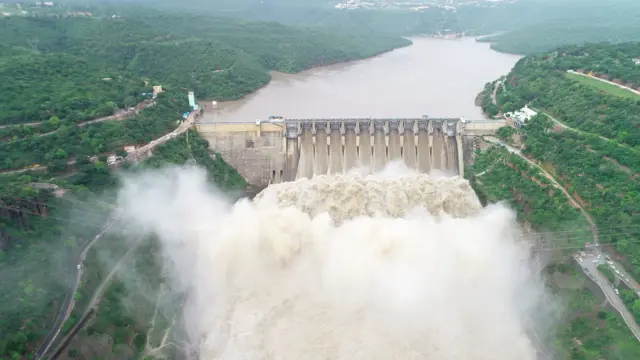 శ్రీశైలం జలాశయం నుంచి నీటి విడుదల