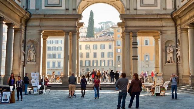 Turistas visitan la ciudad italiana de Florencia