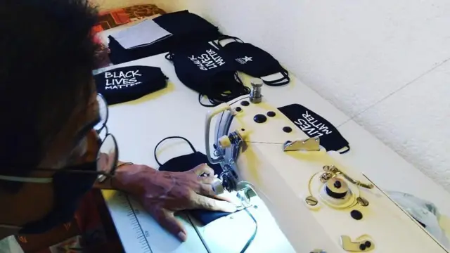 Empleado fabricando mascarillas.