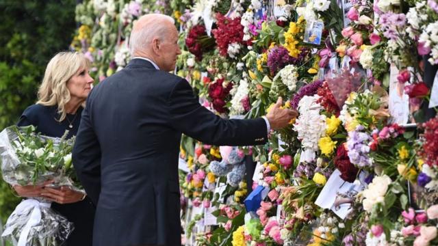 El presidente Joe Biden y su esposa Jill visitaron el jueves 1 de julio el memorial en honor a las víctimas de Surfside.
