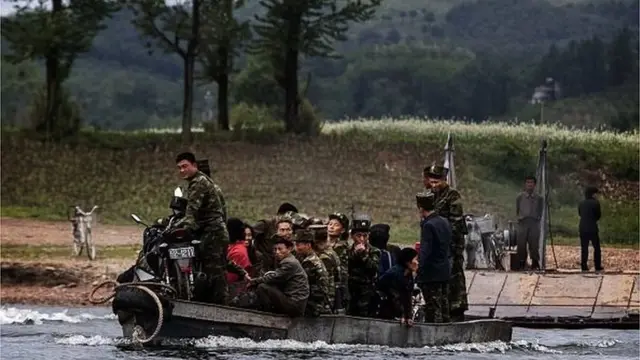 북한 주민들이 국경 인근 압록강을 건너는 모습